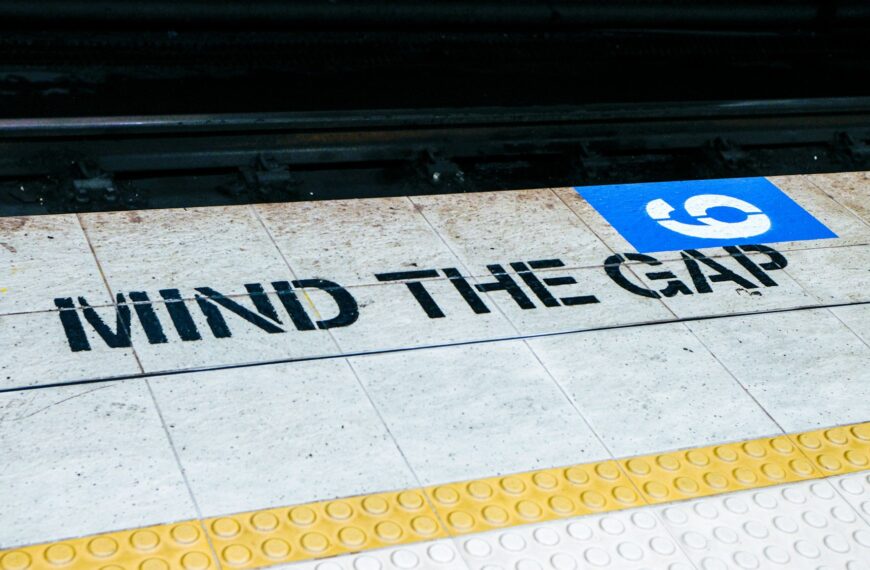 Mind the gap warning on a subway platform.